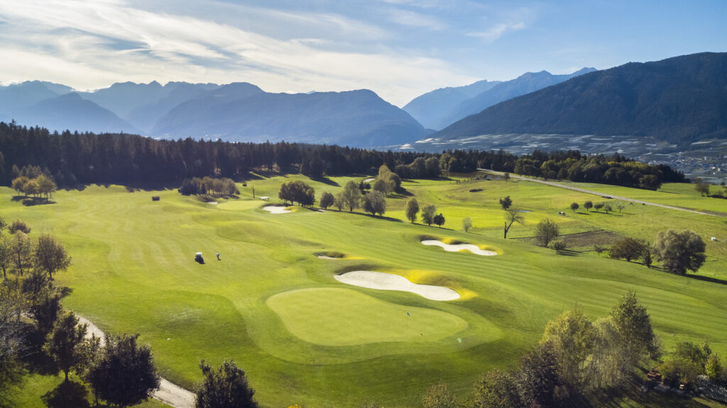 visuale dallì'alto dei fairway del gc Dolomiti
